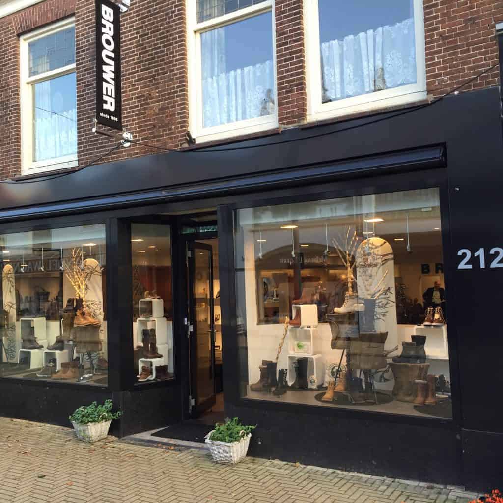 de etalage van Brouwer schoenmode Sassenheim